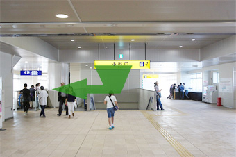 ①私鉄 京急蒲田駅の改札口を出て階段を降りて東口に出ます。（改札口は１つしかありません）
